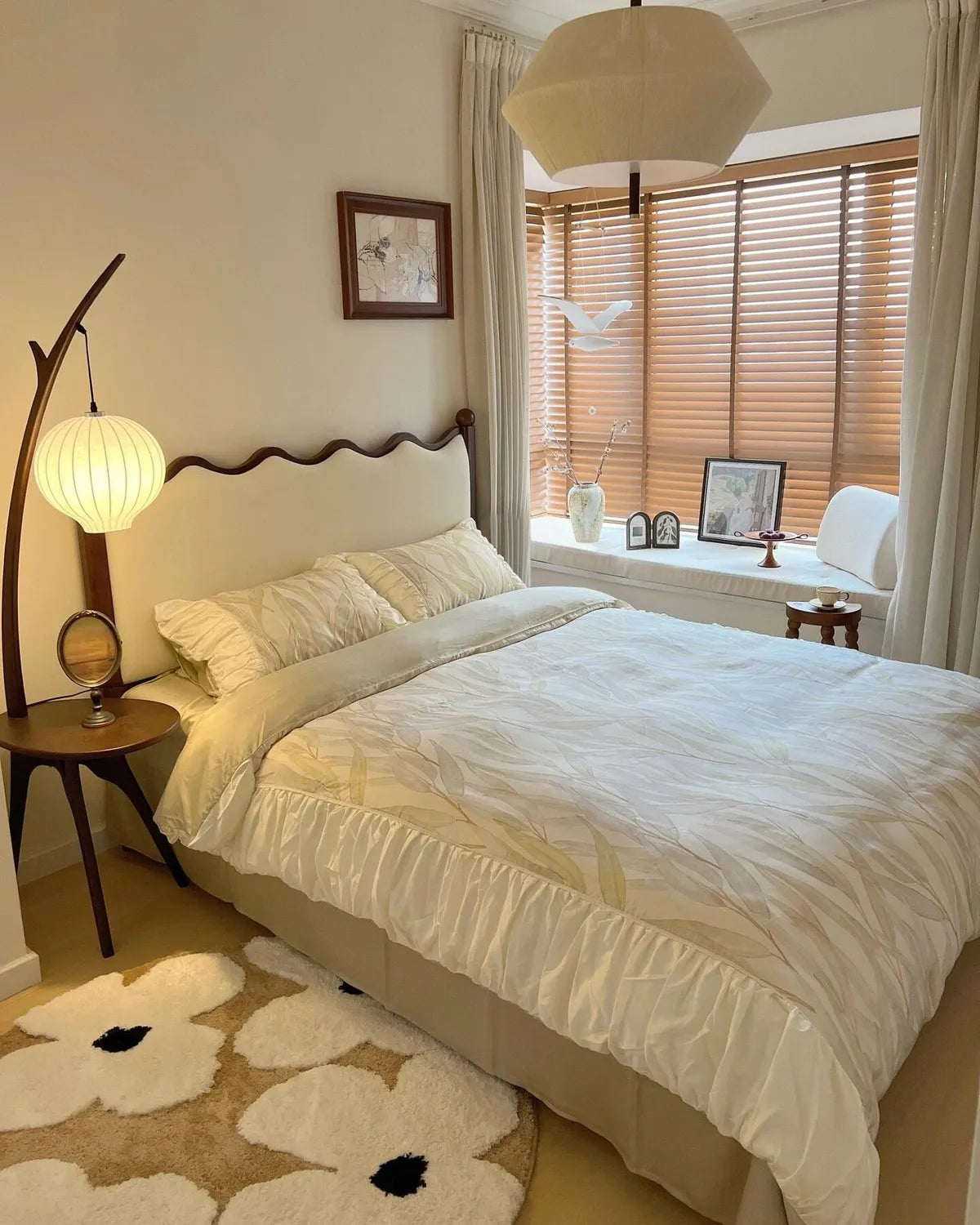 Housenfriends Liora brown and ivory daisy round rug beside a bed in a retro-style bedroom.