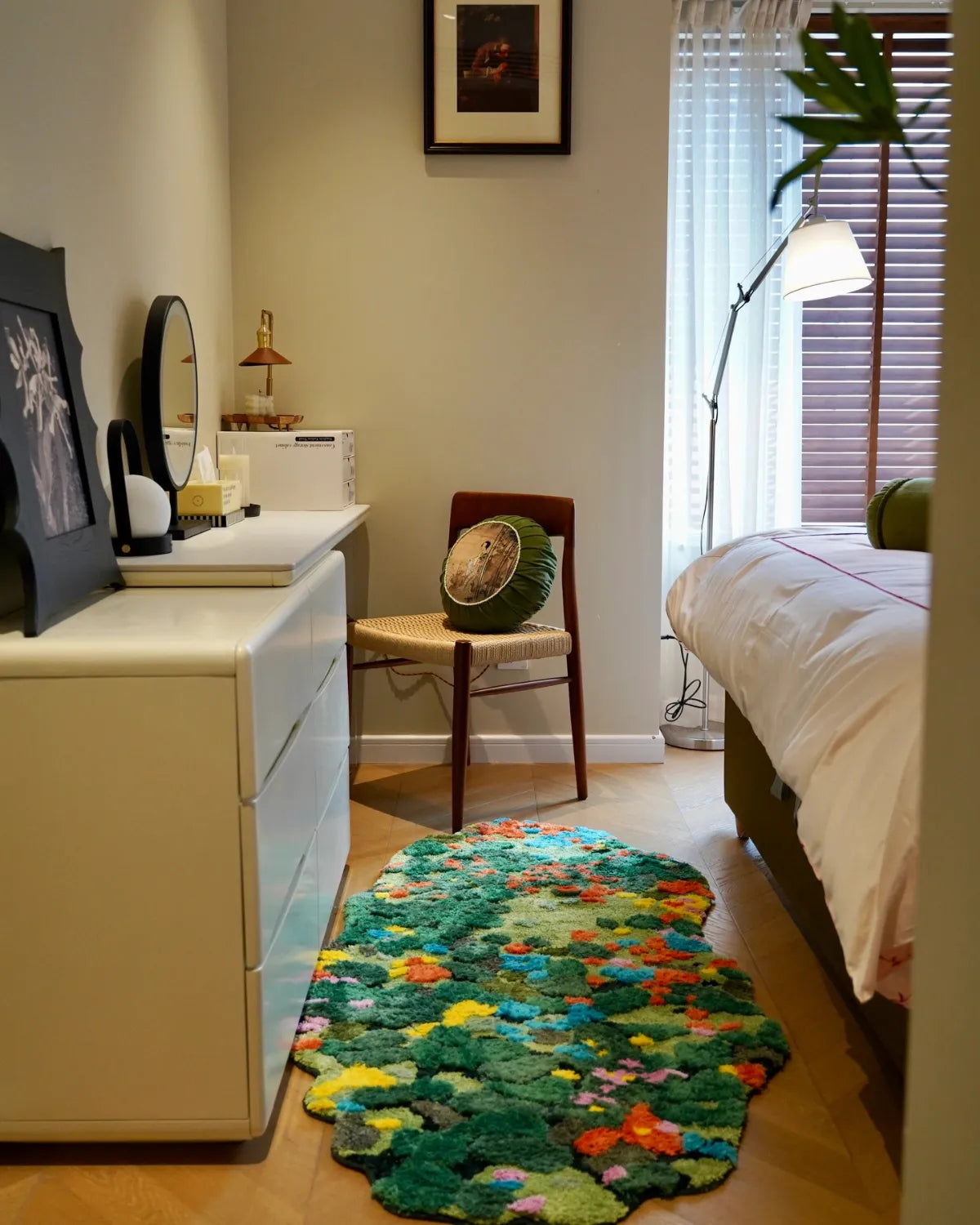 Housenfriends Merryn Green Moss Garden rug between a bed and dressing table in a bedroom, 80 × 160 cm.